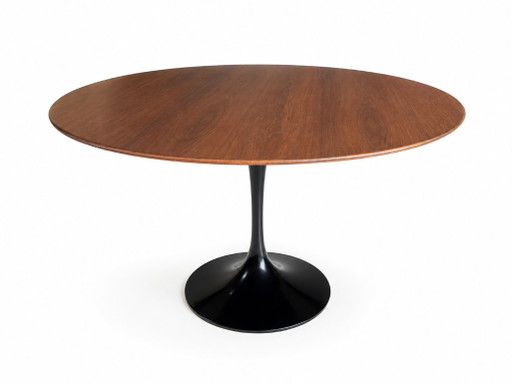 Table de repas de Eero Saarinen, edition limitée 50th anniversary - 2011 plateau en noyer verni matte, pied laqué noir.