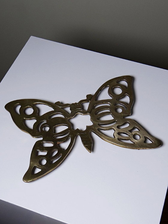 Image 1 of Sottopentola a forma di farfalla con ali aperte, in ottone traforato placcato oro, anni '60-'70
