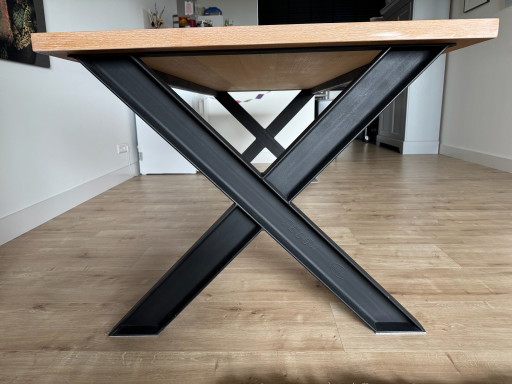 Esstisch aus Massivholz mit einzigartigem X-Gestell aus Stahl