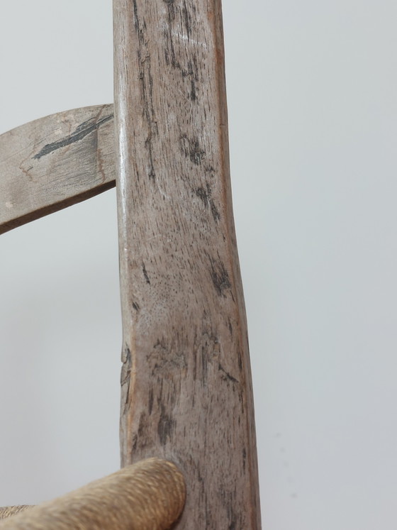 Image 1 of Silla antigua de madera de estilo folclórico francés con pátina y tejido de cuerda.