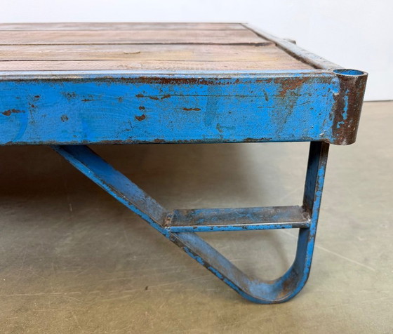 Image 1 of Carrito de mesa de centro industrial azul grande, década de 1960.