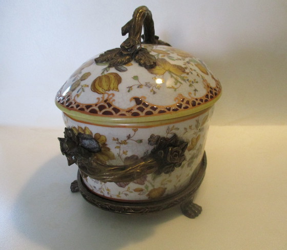 Image 1 of Toussi Court, Bomboniera, Ceramica con Manici in Bronzo, Decorata con Fiori