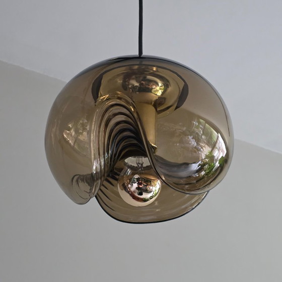 Image 1 of Vintage Space Age hanglamp – Peill & Putzler “Wave” / “Futura” – 1970s Duitsland – Rookglas en Metaal – Ø 26 cm. Goud.