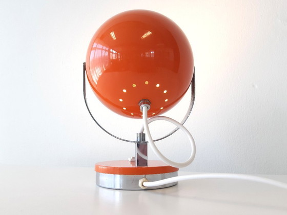Image 1 of Vintage grafisch oranje metalen eyeball tafellampje, space age lampjeVintage grafisch oranje metalen eyeball tafellampje, space 