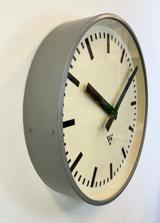 Image 1 of Grote grijze industriële fabriekswandklok van Pragotron, jaren 60