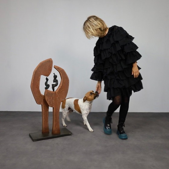 Image 1 of Sculpture contemporaine en pierre et métal avec figures en bronze