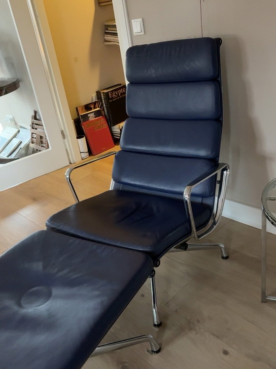 Sedia Vitra Charles Eames con pouf, Sedie e poltrone, Pelle, Alluminio, Nero (foto 5 di 5)