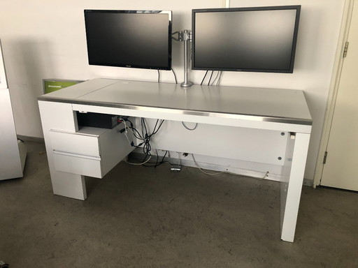 Bureau lourd et solide en bon état