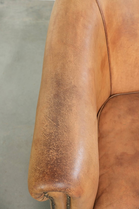Charaktervoller Club-Sessel aus Schafsleder in hellem Cognac, mit Ziernägeln verziert – Leather (photo 7 of 13)