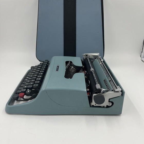 Image 1 of Olivetti Lettera 22 typewriter Blue