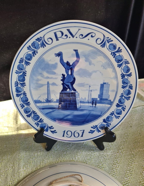Image 1 of Authentiek Koninklijk Delft  blauwe borden - De Porceleyne Fles - RVS verzekeringen herdenking. 