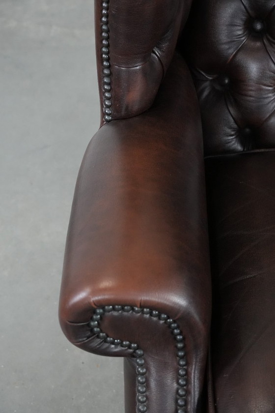 Image 1 of Tijdloze bruine rundleren chesterfield oorfauteuil in Engelse stijl