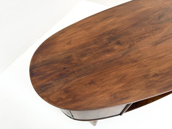 Image 1 of Mid-Century Modern Schreibtisch aus Nussholz mit Bücherregal-Rückseite