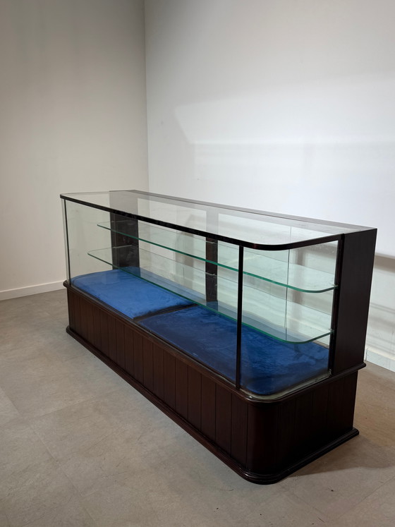 Vitrina expositora de caoba con puertas correderas de cristal. – Glass (photo 3 of 10)