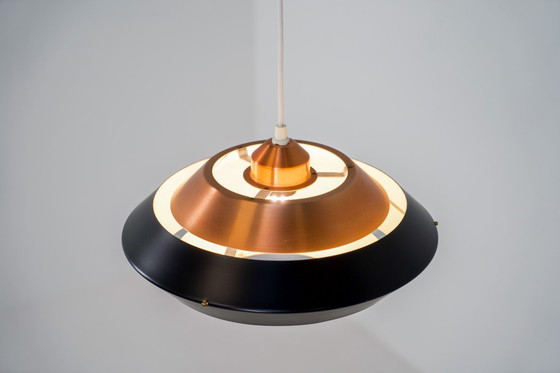 Image 1 of Hanglamp van koper en zwart (Denemarken, jaren 60).