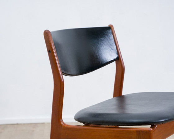 Image 1 of Een Deense eetkamerstoel. Teakhout, kunstleer. Fabrikant: Glostrup