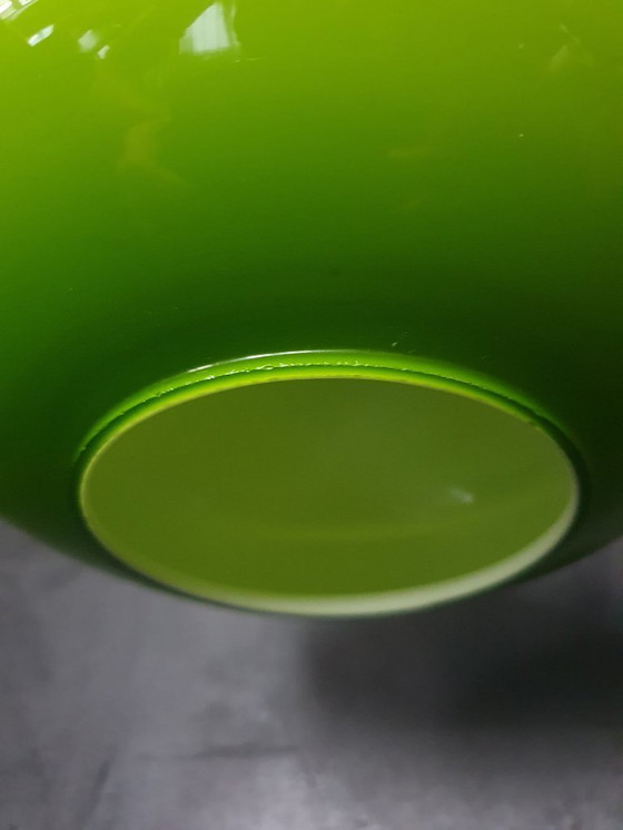 Image 1 of Lampe suspendue de l'ère spatiale / Mid Century d'un vert profond avec un abat-jour en verre opalin.