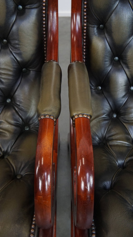 Image 1 of 2 poltrone Chesterfield inglesi in pelle di mucca verde con legno