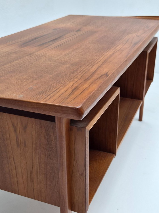 Escritorio danés antiguo de teca, diseñado por Peter Løvig Nielsen para Løvig, década de 1960. – Wood (photo 11 of 14)
