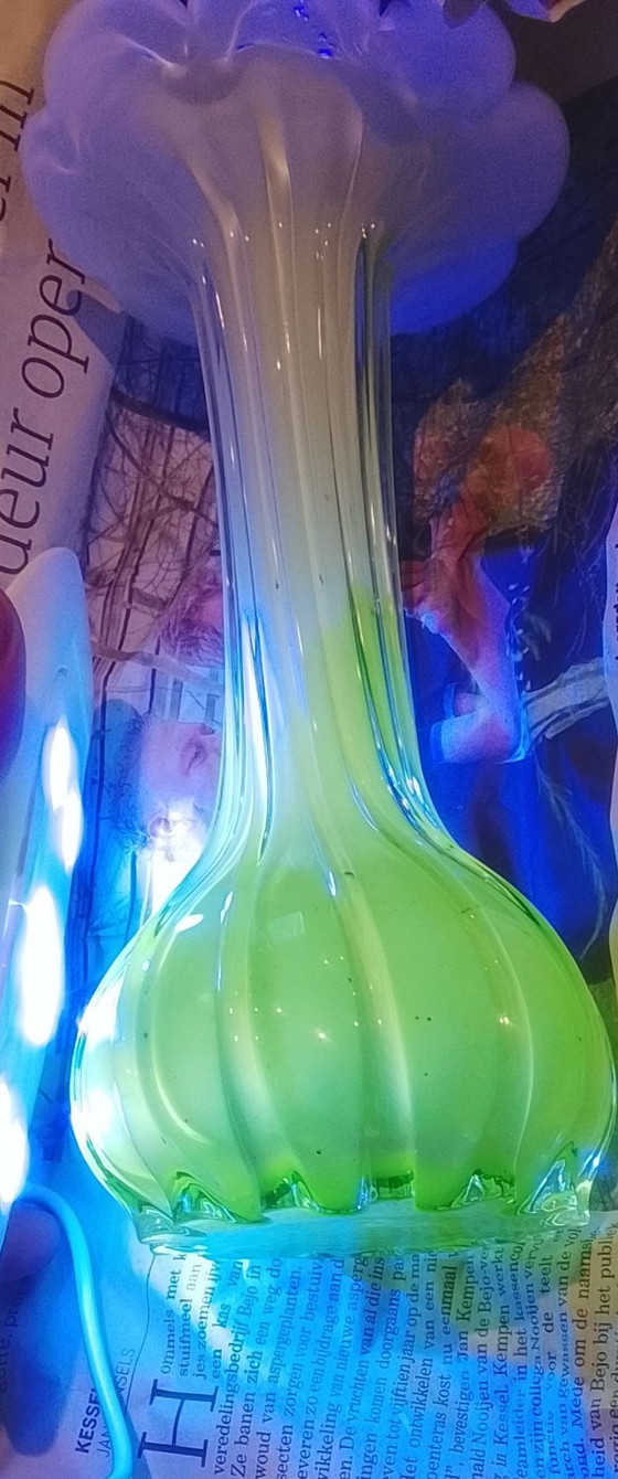 Image 1 of `Vintage Uranium Glas Vaas - Licht Groen op met UV - ZONDER LAMP`  