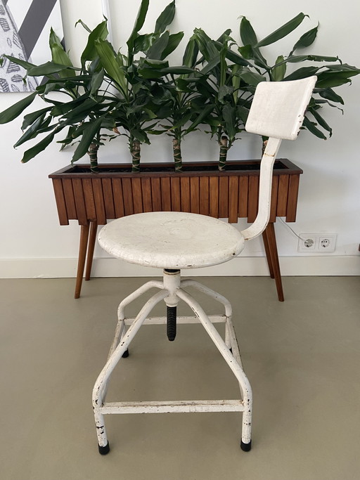 tabouret pivotant vintage en acier industriel