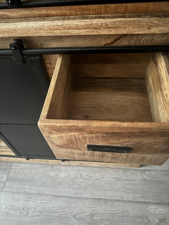 Hölzerne Vitrine mit Metallschiebetüren, Mango Hout, Holz, Braun, Rustic (Foto 4 von 6)