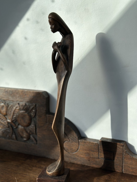 Image 1 of Sculpture religieuse moderne en bois – Figure stylisée de la Vierge (XXe siècle)
