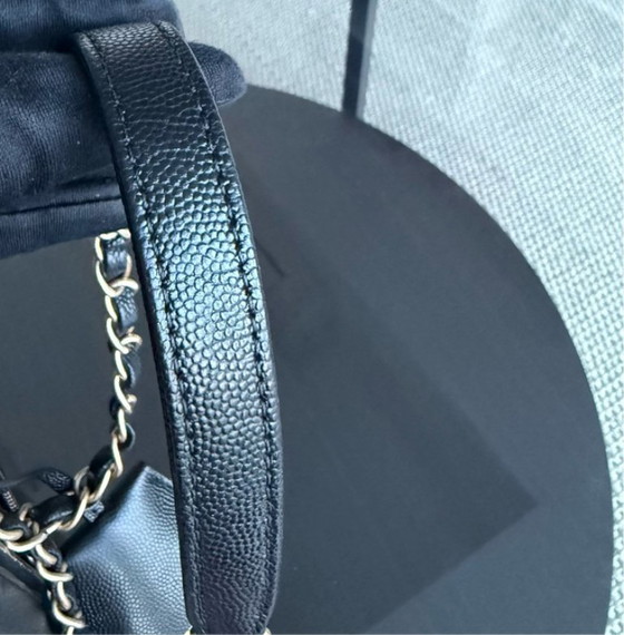 Image 1 of Chanel Filigraan Toilettas Medium - Caviar Gewatteerd Kalfsleer met Korrelnerf Zwart Goudkleurige Hardware Serie 27