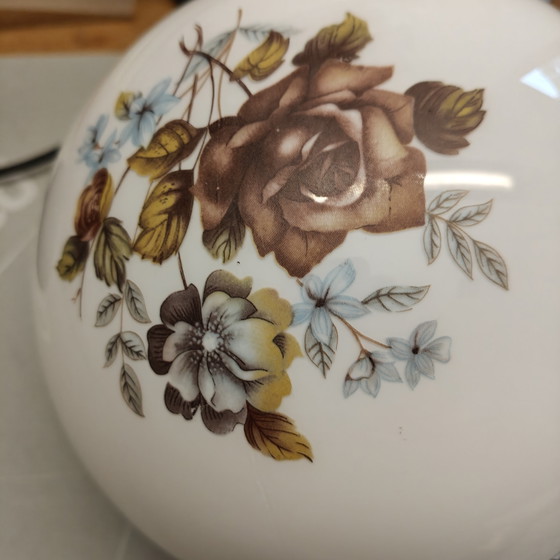 Image 1 of Suspension vintage en verre opalin à motif floral – Aspect laiton – Ampoule incluse