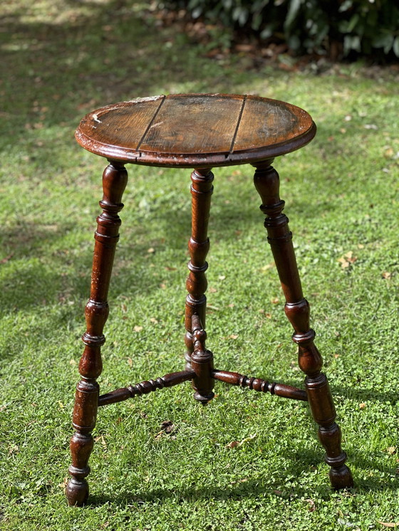 Image 1 of Table d'appoint ancienne avec pieds tournés - vers 1900