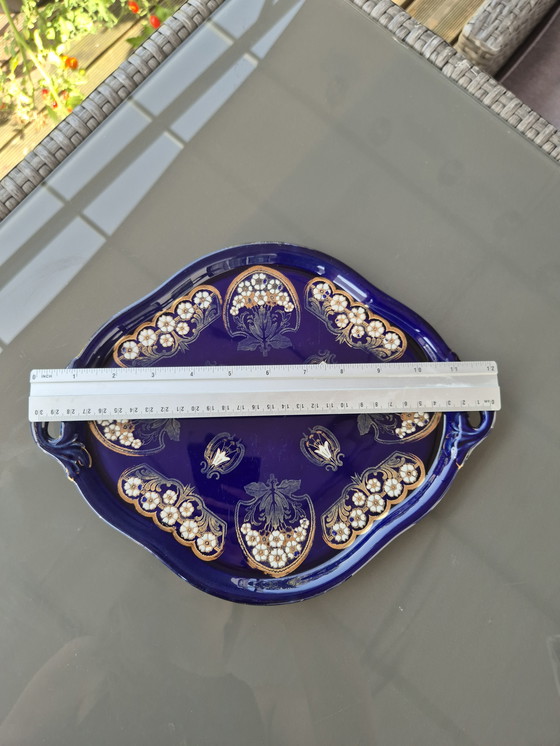 Image 1 of Plateau de service en céramique bleu cobalt - peint à la main avec de l'or et de l'émail - 32 cm