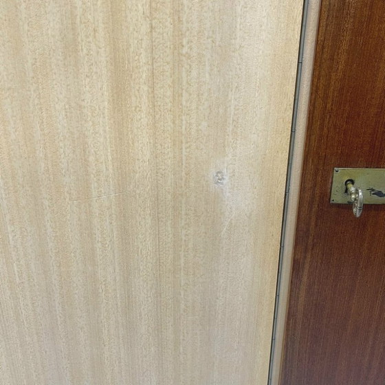 Image 1 of Armadio vintage di metà secolo con ripiano appendiabiti rimovibile per la biancheria.