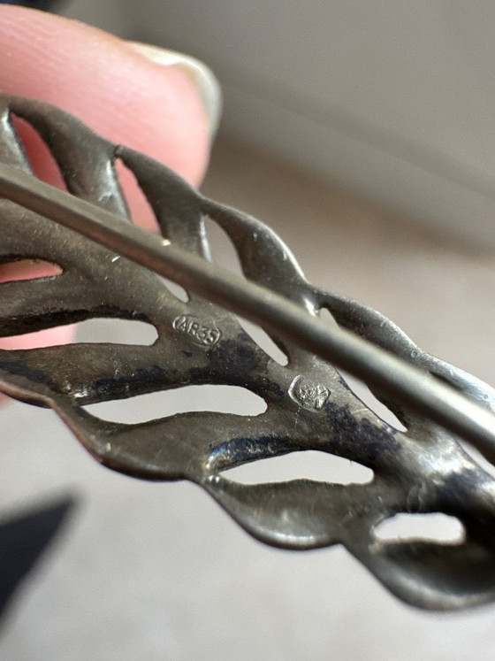 Image 1 of Broche vintage A835 en argent belge, ornée de pierres, représentant une feuille.