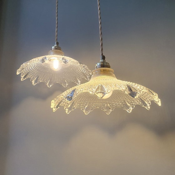 Image 1 of Set (2) Lámpara colgante Holophane, Art Déco, cristal fundido con estructura acanalada