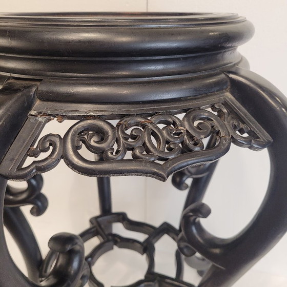 Image 1 of Petit guéridon/table d'appoint, en bois ébénisé et sculpté et en marbre, dynastie Qing, vers 1900 – Chine