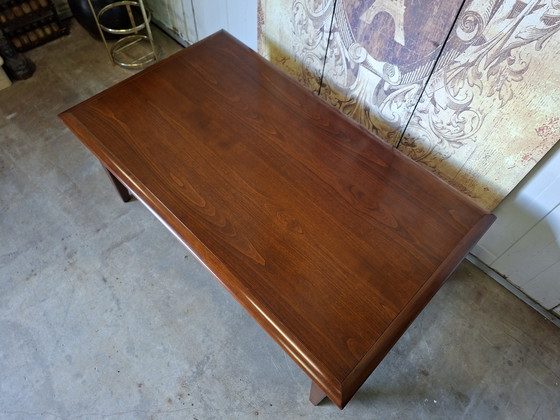 Image 1 of Klassische englische Couchtisch Mahagoniholz leichte Gebrauchsspuren dim.120x70cm und 50cm hoch.