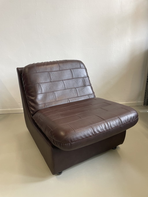 Fauteuil en cuir marron style années 50
