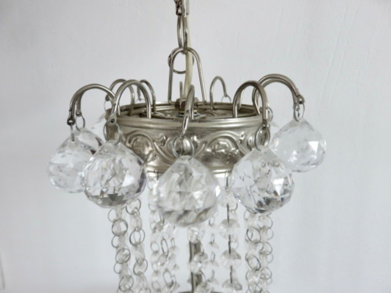 Image 1 of Lámpara de araña de globo aerostático con una cesta de gotas de cristal.