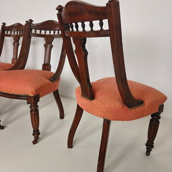 Image 1 of Ensemble de 12 chaises de salle à manger en noyer datant de la fin de l'époque victorienne, avec leurs roulettes d'origine.
