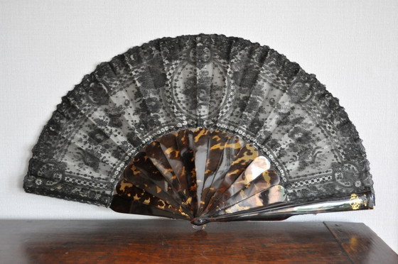 Image 1 of Fächer aus Spitze und Schuppen, monogrammiert, um 1800 (Ref. 3641)