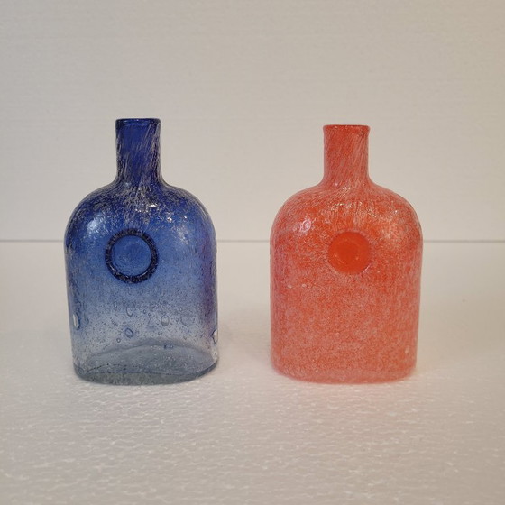 Image 1 of Paar blau-orangefarbene Blasenglasgefäße, Arabien, 2000er Jahre - Finnland