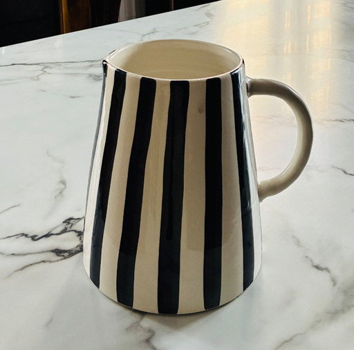 XL-Keramikkrug mit schwarz-weißen Streifen