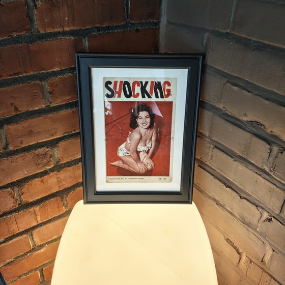 Image 1 of Originele ingelijste cover van een Belgisch pin-up magazine uit 1954 | Schokkend | Muurdecoratie uit het midden van de 20e eeuw