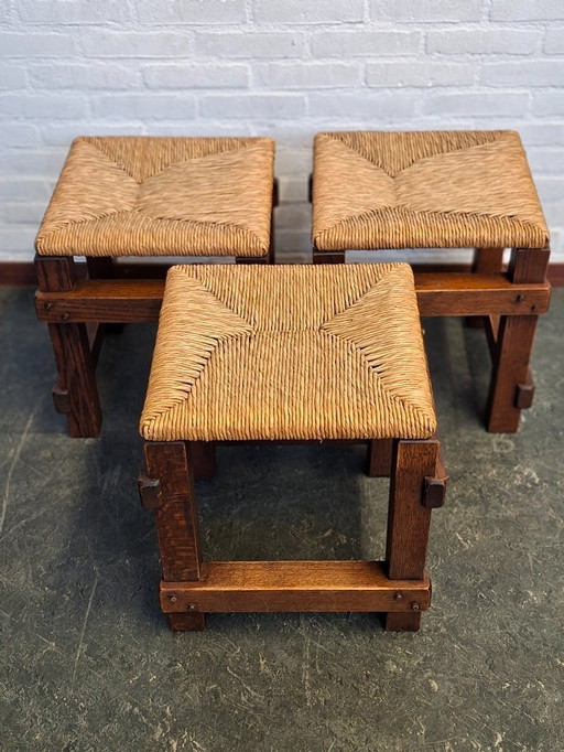 3 sgabelli brutalisti con sedili in giunco