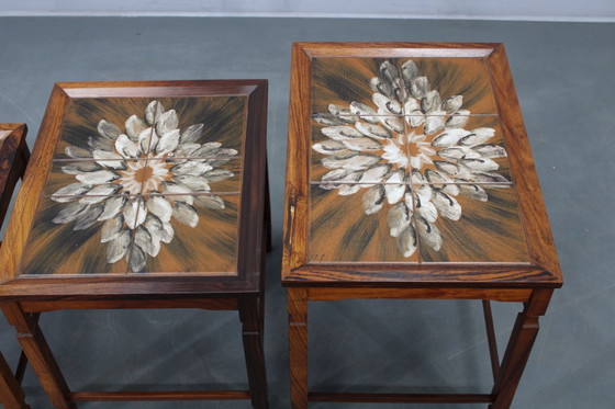 Image 1 of Mesas nido danesas de mediados de siglo, década de 1960, con tableros de azulejos