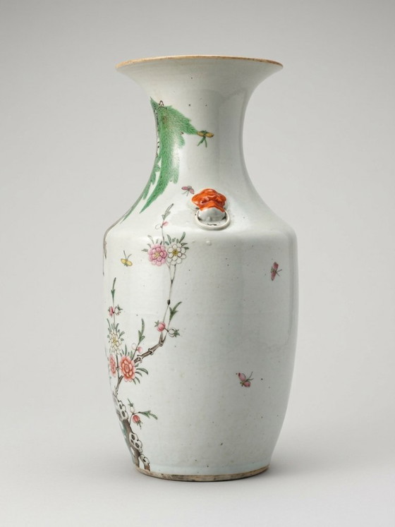 China (Republiekperiode, 1920-1940) — Grote Balustervormige Famille Rose Porseleinen Vaas Bloemen en Vogels (photo 3 of 12)