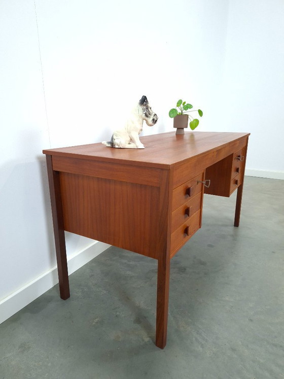 Image 1 of Teak vrijstaand bureau met lade uit Denemarken