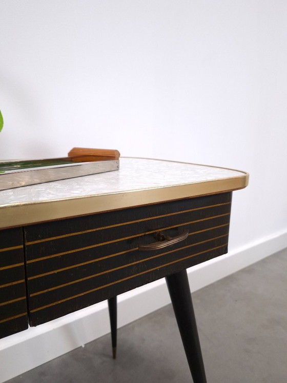 Mobile anni '50 con gambe inclinate, piano in laminato, cassetti e dettagli dorati. – Cassettiere, Wood (photo 9 of 20)