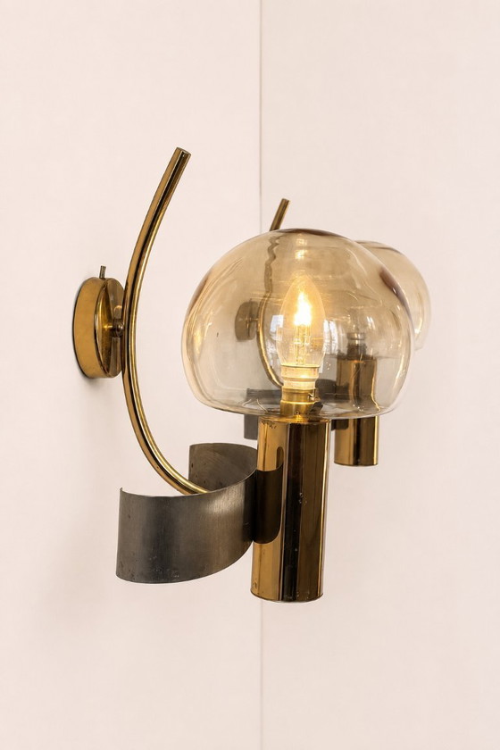 Image 1 of Een paar vintage wandlampen van geborsteld metaal, messing en rookglas, Frankrijk.
