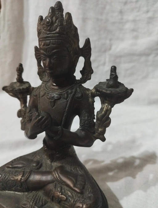 Divinité bouddhiste himalayenne en geste mudra